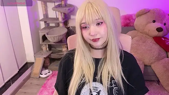 Snapshot of KuroChan420 chatting on February 21, 2:13 am KuroChan420 online show from February 21, 2:13 am