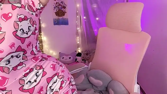 Snapshot of KuroChan420 chatting on November 29, 1:39 am KuroChan420 online show from November 29, 1:39 am