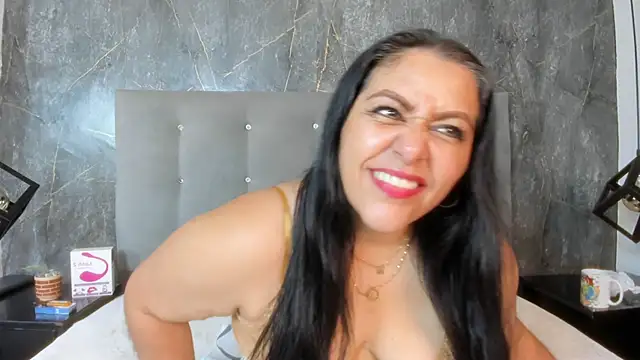 SexxyPamela online show from April 13, 7:40 pm