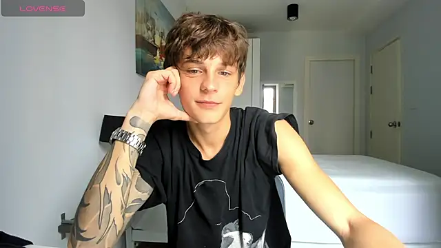 Snapshot of MiracleCam chatting on November 3, 3:45 am MiracleCam online show from November 3, 3:45 am