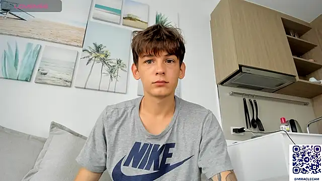 Snapshot of MiracleCam chatting on October 11, 12:22 am MiracleCam online show from October 11, 12:22 am