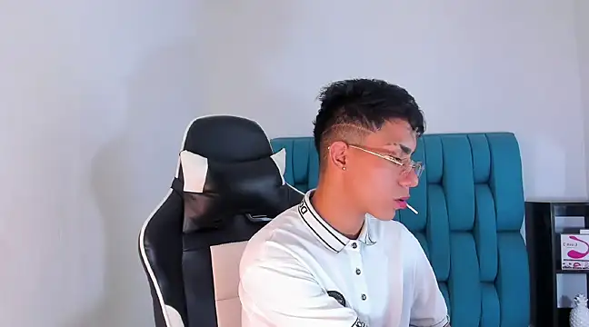 Snapshot of AlanNaughty chatting on February 2, 4:26 am AlanNaughty online show from February 2, 4:26 am