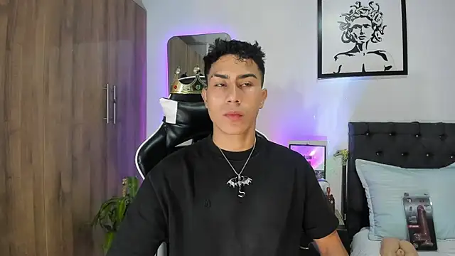 Snapshot of AlanNaughty chatting on February 19, 6:21 am AlanNaughty online show from February 19, 6:21 am