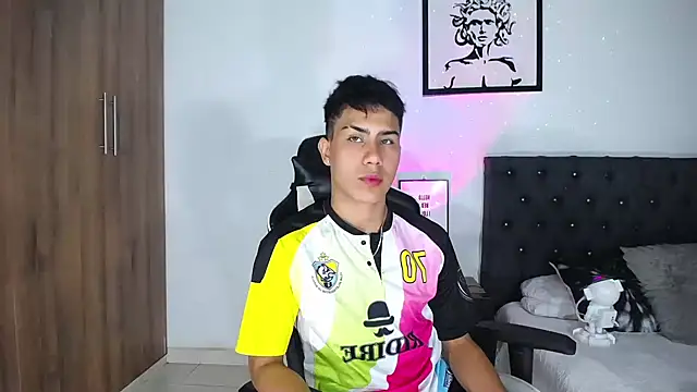 Snapshot of AlanNaughty chatting on October 30, 12:31 am AlanNaughty online show from October 30, 12:31 am