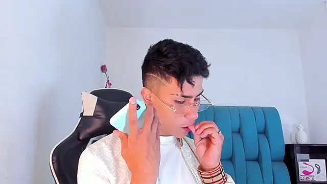 Snapshot of AlanNaughty chatting on March 11, 7:58 pm AlanNaughty online show from March 11, 7:58 pm