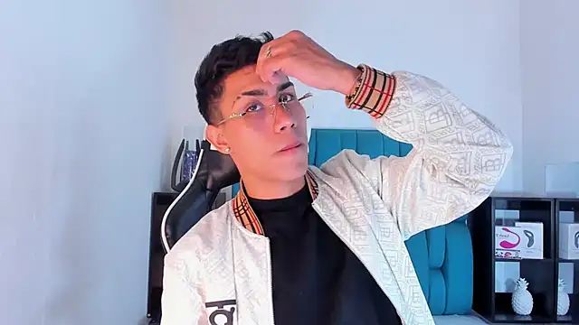 Snapshot of AlanNaughty chatting on February 17, 8:27 pm AlanNaughty online show from February 17, 8:27 pm