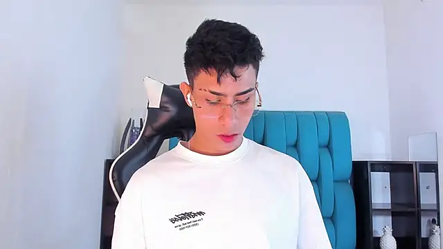 Snapshot of AlanNaughty chatting on February 18, 10:47 pm AlanNaughty online show from February 18, 10:47 pm