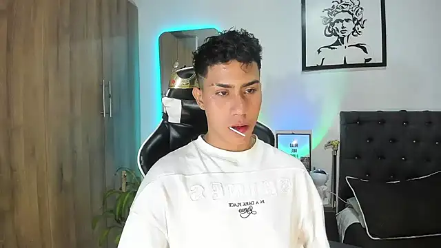 Snapshot of AlanNaughty chatting on February 17, 10:01 am AlanNaughty online show from February 17, 10:01 am