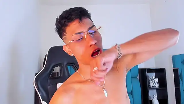 Snapshot of AlanNaughty chatting on January 26, 1:20 am AlanNaughty online show from January 26, 1:20 am