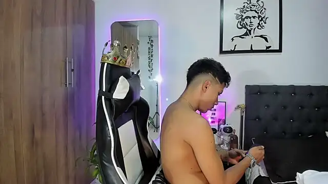 Snapshot of AlanNaughty chatting on February 4, 11:44 pm AlanNaughty online show from February 4, 11:44 pm