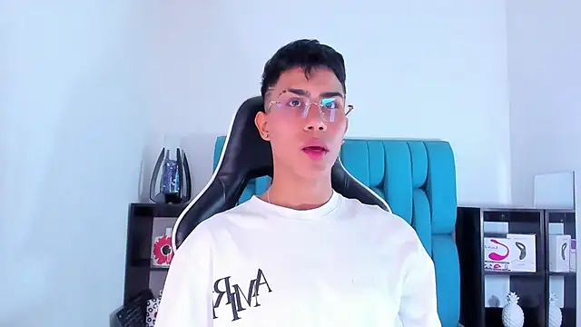 Snapshot of AlanNaughty chatting on February 7, 8:31 pm AlanNaughty online show from February 7, 8:31 pm