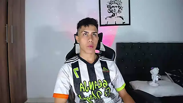 Snapshot of AlanNaughty chatting on November 5, 5:43 am AlanNaughty online show from November 5, 5:43 am