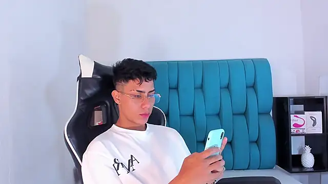 Snapshot of AlanNaughty chatting on February 9, 4:36 am AlanNaughty online show from February 9, 4:36 am