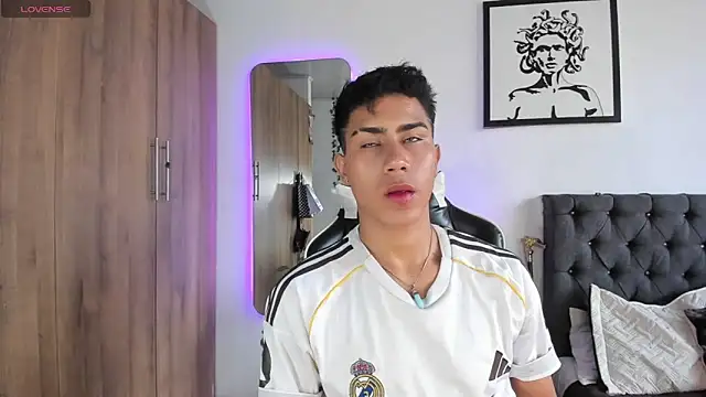 Snapshot of AlanNaughty chatting on February 7, 9:56 pm AlanNaughty online show from February 7, 9:56 pm