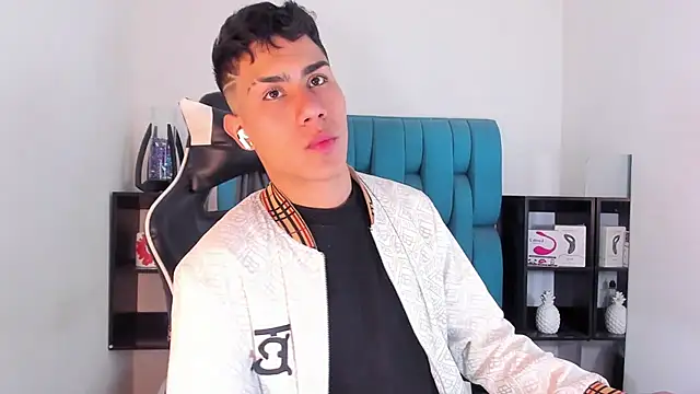 Snapshot of AlanNaughty chatting on February 20, 9:31 pm AlanNaughty online show from February 20, 9:31 pm