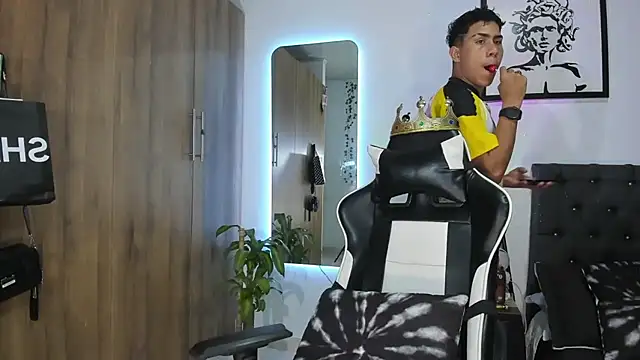 Snapshot of AlanNaughty chatting on February 10, 11:15 pm AlanNaughty online show from February 10, 11:15 pm