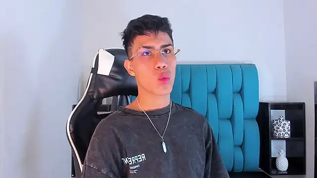 Snapshot of AlanNaughty chatting on January 24, 11:02 pm AlanNaughty online show from January 24, 11:02 pm