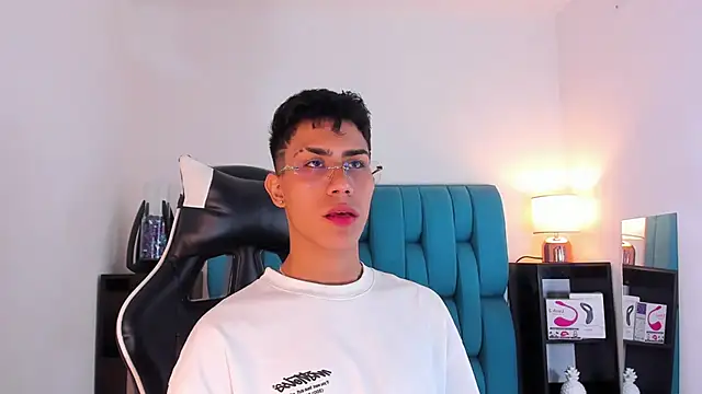 Snapshot of AlanNaughty chatting on February 1, 5:18 am AlanNaughty online show from February 1, 5:18 am