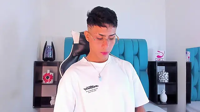 Snapshot of AlanNaughty chatting on January 25, 10:18 pm AlanNaughty online show from January 25, 10:18 pm