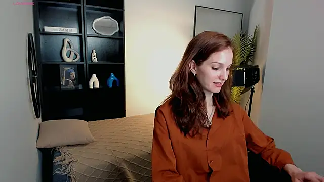 MirandaGlow online show from May 3, 5:45 am