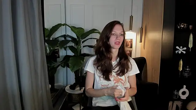 Snapshot of MirandaGlow chatting on June 28, 5:47 am MirandaGlow online show from June 28, 5:47 am