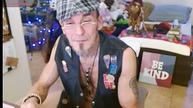 Snapshot of mycock2474u chatting on March 17, 7:35 am mycock2474u online show from March 17, 7:35 am