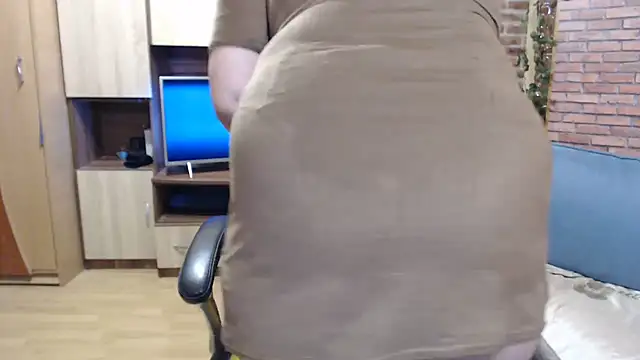 Snapshot of EvelyneFlirtyMilf chatting on March 21, 8:39 am EvelyneFlirtyMilf online show from March 21, 8:39 am