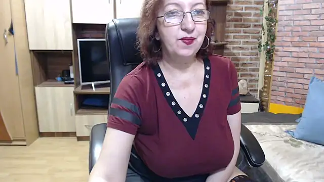 Snapshot of EvelyneFlirtyMilf chatting on March 18, 5:45 am EvelyneFlirtyMilf online show from March 18, 5:45 am