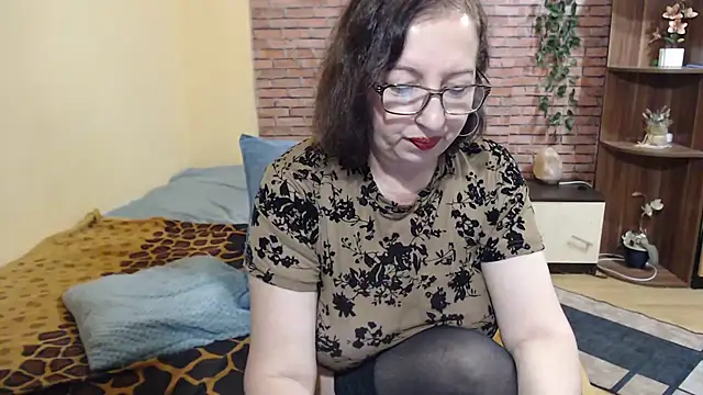 Snapshot of EvelyneFlirtyMilf chatting on July 12, 4:24 am EvelyneFlirtyMilf online show from July 12, 4:24 am