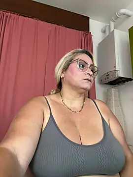 Snapshot of x_elena_x chatting on July 10, 9:42 am x elena x online show from July 10, 9:42 am