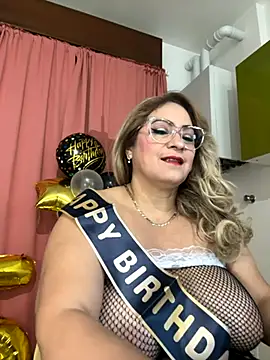 Snapshot of x_elena_x chatting on November 22, 8:13 am x elena x online show from November 22, 8:13 am