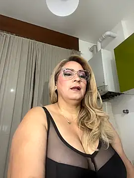 Snapshot of x_elena_x chatting on October 24, 6:34 am x elena x online show from October 24, 6:34 am