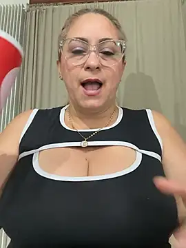 Snapshot of x_elena_x chatting on March 11, 9:34 am x elena x online show from March 11, 9:34 am