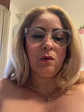 Snapshot of x_elena_x chatting on February 26, 9:33 am x elena x online show from February 26, 9:33 am
