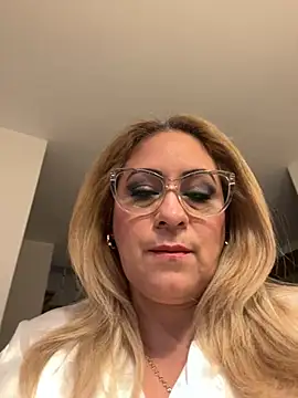 Snapshot of x_elena_x chatting on February 12, 8:27 am x elena x online show from February 12, 8:27 am