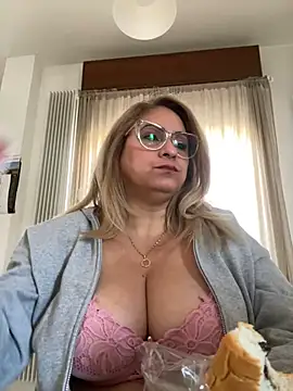 Snapshot of x_elena_x chatting on March 8, 8:22 am x elena x online show from March 8, 8:22 am