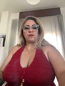 Snapshot of x_elena_x chatting on March 17, 9:33 am x elena x online show from March 17, 9:33 am