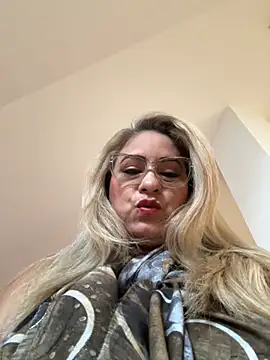Snapshot of x_elena_x chatting on February 15, 8:11 am x elena x online show from February 15, 8:11 am