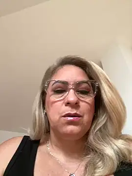 Snapshot of x_elena_x chatting on February 24, 9:00 am x elena x online show from February 24, 9:00 am