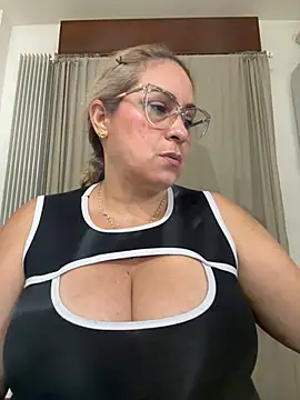 Snapshot of x_elena_x chatting on March 11, 12:39 pm x elena x online show from March 11, 12:39 pm