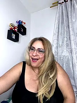 Snapshot of x_elena_x chatting on December 13, 8:04 pm x elena x online show from December 13, 8:04 pm