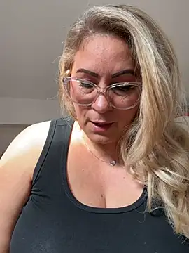 Snapshot of x_elena_x chatting on February 24, 12:05 pm x elena x online show from February 24, 12:05 pm