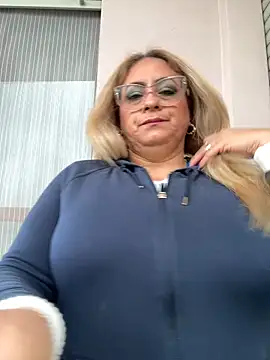 Snapshot of x_elena_x chatting on February 12, 11:51 am x elena x online show from February 12, 11:51 am