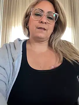 Snapshot of x_elena_x chatting on February 5, 11:44 am x elena x online show from February 5, 11:44 am