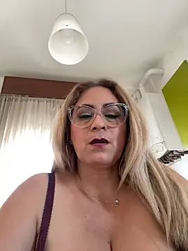 Snapshot of x_elena_x chatting on March 4, 12:33 pm x elena x online show from March 4, 12:33 pm