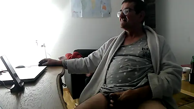 Snapshot of silvio-aus-luzern-CH chatting on June 18, 4:11 am silvio-aus-luzern-CH online show from June 18, 4:11 am