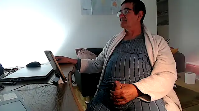 Snapshot of silvio-aus-luzern-CH chatting on May 14, 7:27 am silvio-aus-luzern-CH online show from May 14, 7:27 am