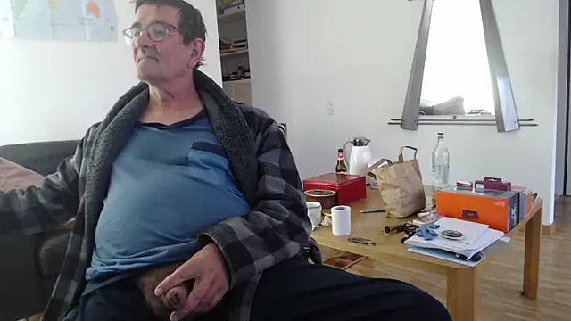 Snapshot of silvio-aus-luzern-CH chatting on March 21, 7:53 am silvio-aus-luzern-CH online show from March 21, 7:53 am