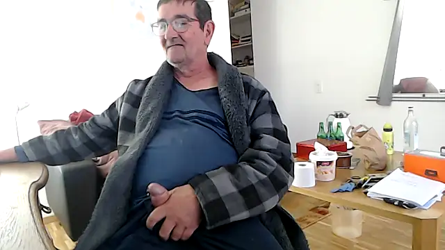 Snapshot of silvio-aus-luzern-CH chatting on April 18, 7:11 am silvio-aus-luzern-CH online show from April 18, 7:11 am