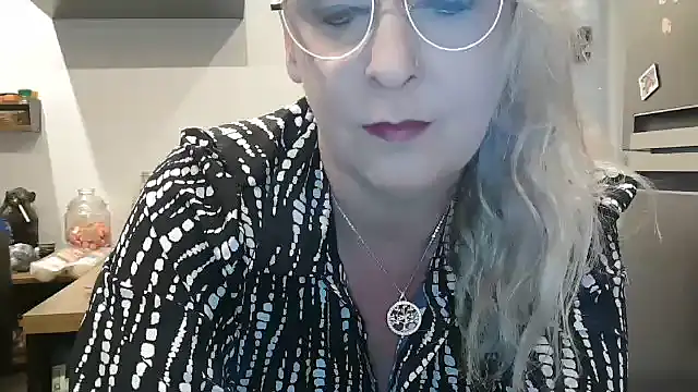 Snapshot of lilie69 chatting on November 13, 5:50 pm lilie69 online show from November 13, 5:50 pm